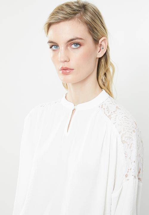 Vero Moda - Paula blouse with lace shoulder - white