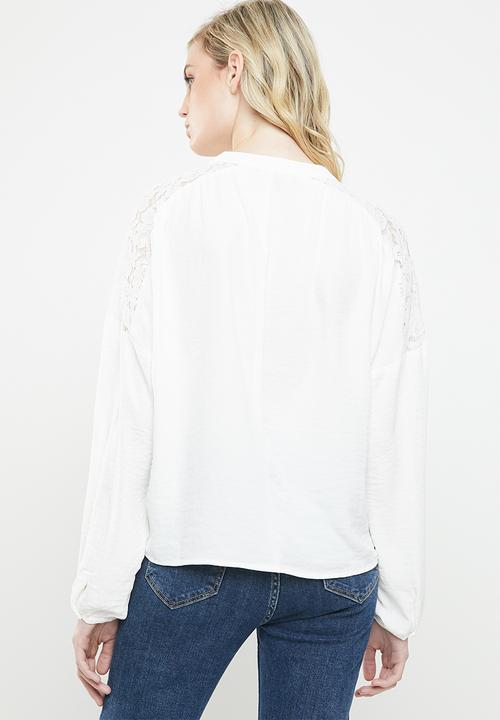 Vero Moda - Paula blouse with lace shoulder - white