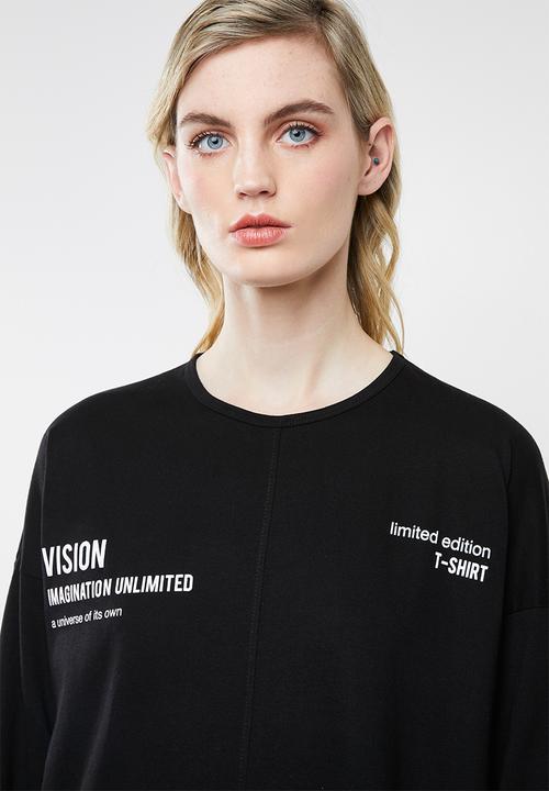 Superbalist - Longline placement text tee - black