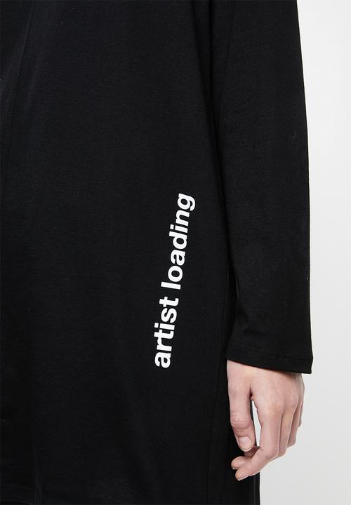 Superbalist - Longline placement text tee - black