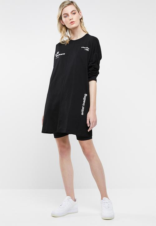 Superbalist - Longline placement text tee - black
