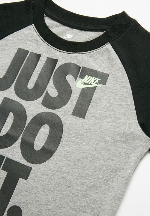 Nike - Nkb nsw jdi short sleeve raglan tee - grey & black