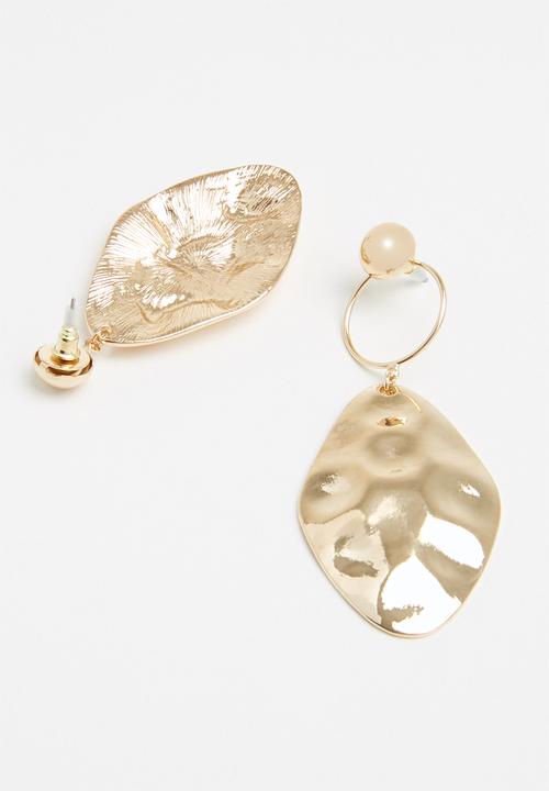 Superbalist - Hammered mismatched earrings - gold
