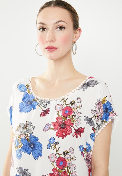 Revenge - Short sleeve floral top with pom pom detail - multi 