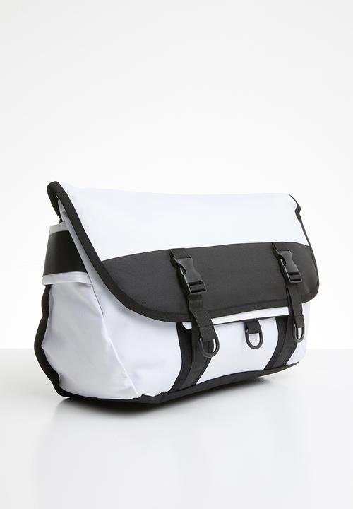 Superbalist - Contrast messenger bag - black & white