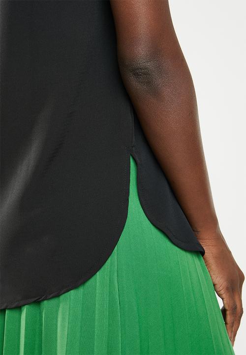 edit - Sleeveless button down blouse - black