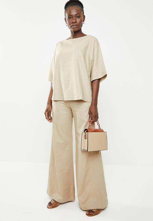 edit - Easy wearing linen blend top - neutral