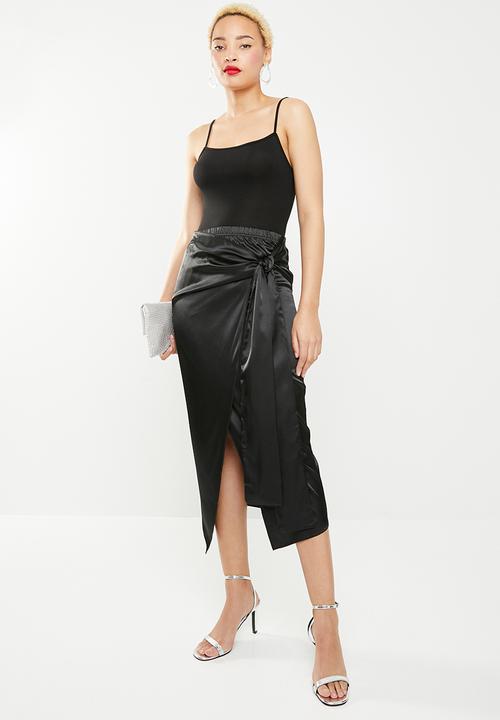 Missguided - Satin wrap front skirt - black