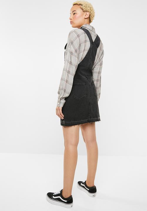 Supré  - Short pocket pinafore - black