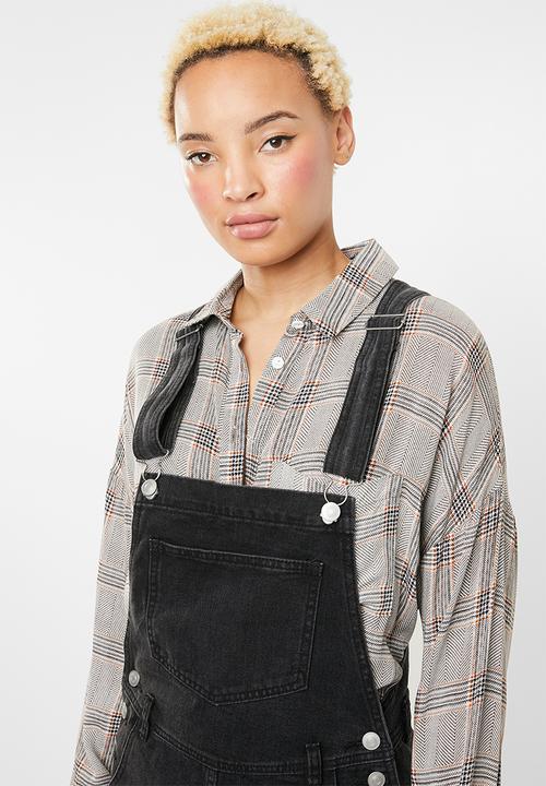 Supré  - Short pocket pinafore - black