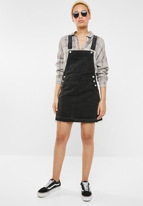 Supré  - Short pocket pinafore - black