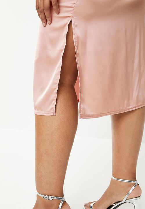 Missguided - Curve stretch satin midi skirt with split - pink
