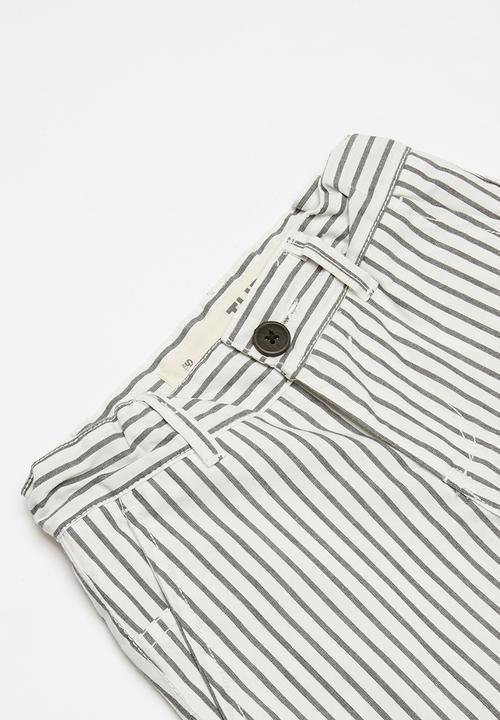 Cotton On - William walk short - black & white 