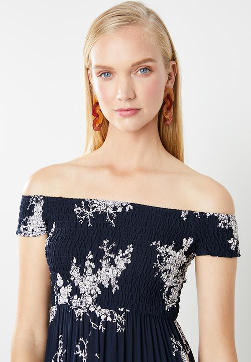 Revenge - Off shoulder maxi with side slit detail - navy & white 