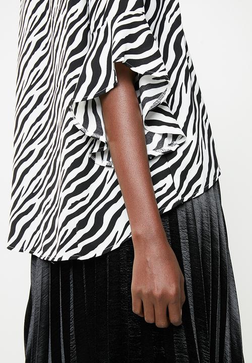 Revenge - Flutter sleeve blouse - black & white 