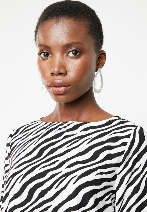 Revenge - Flutter sleeve blouse - black & white 