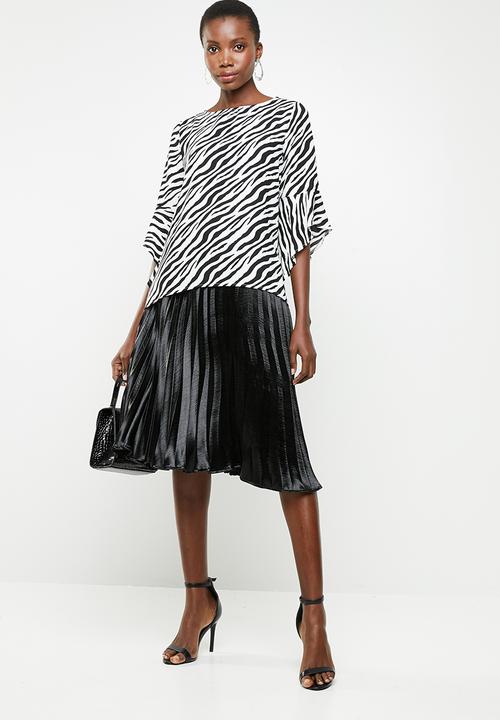 Revenge - Flutter sleeve blouse - black & white 
