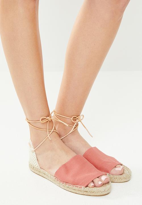 Espadril - Peep toe espadrille w leather cord - coral