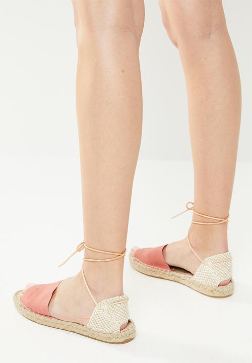 Espadril - Peep toe espadrille w leather cord - coral