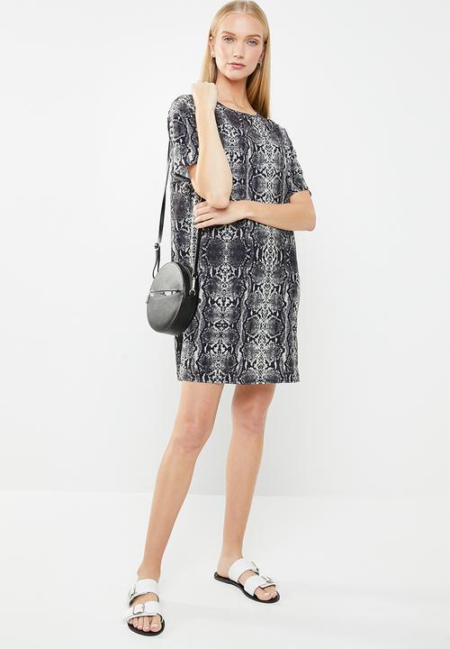New Look - Snake T-shirt dress - grey