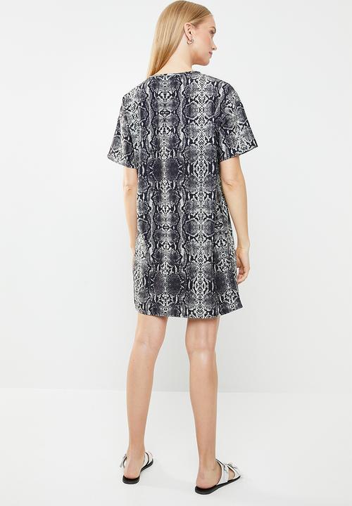New Look - Snake T-shirt dress - grey