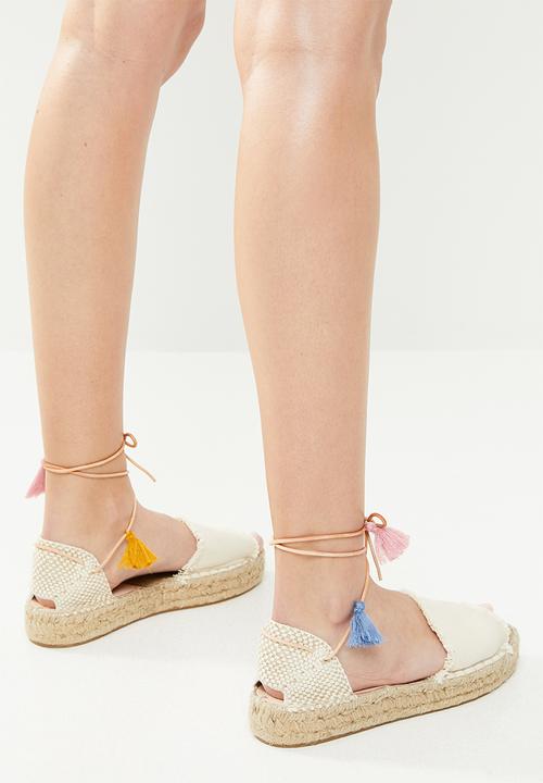 Espadril - Frayed peep toe espadrille w tassel tie - cream