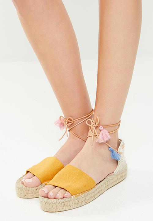 Espadril - Peep toe espadrille w tassel cord - mustard