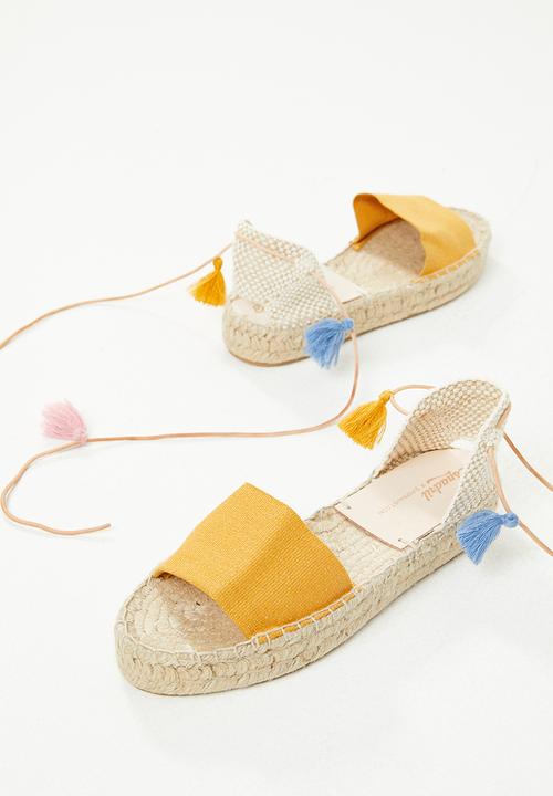 Espadril - Peep toe espadrille w tassel cord - mustard