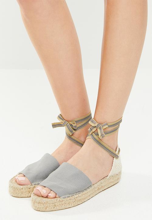 Espadril - Peep toe espadrille w patterned ribbon - grey