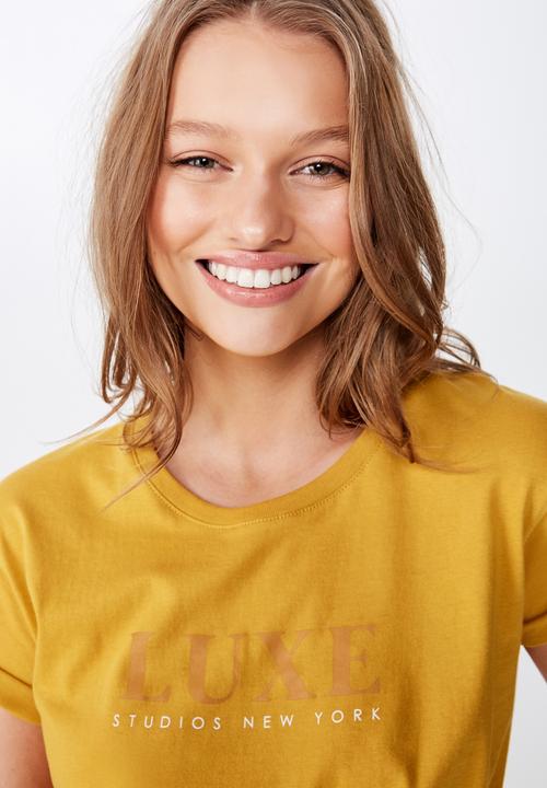 Cotton On - Classic slogan T-shirt luxe studio - yellow 