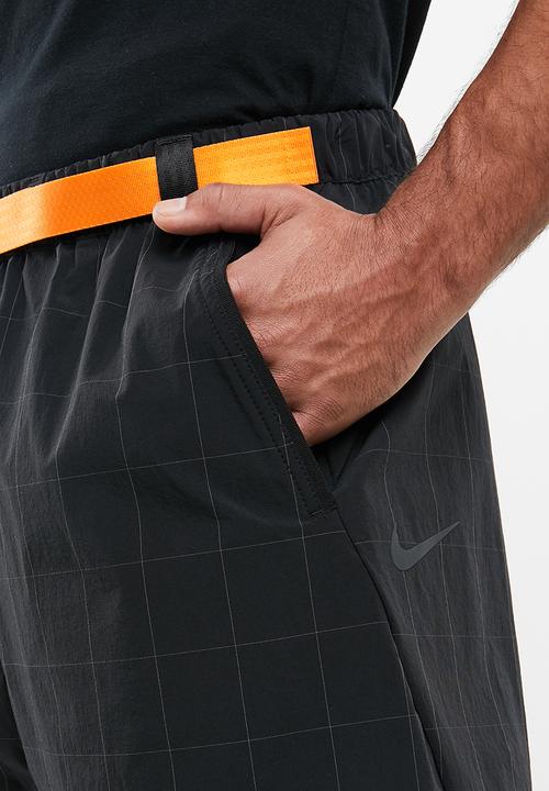 Nike - Nike sportswear tech pack shorts - black