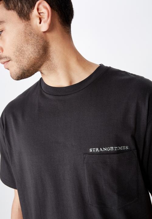 Cotton On - Strange times pocket dylan tee - black