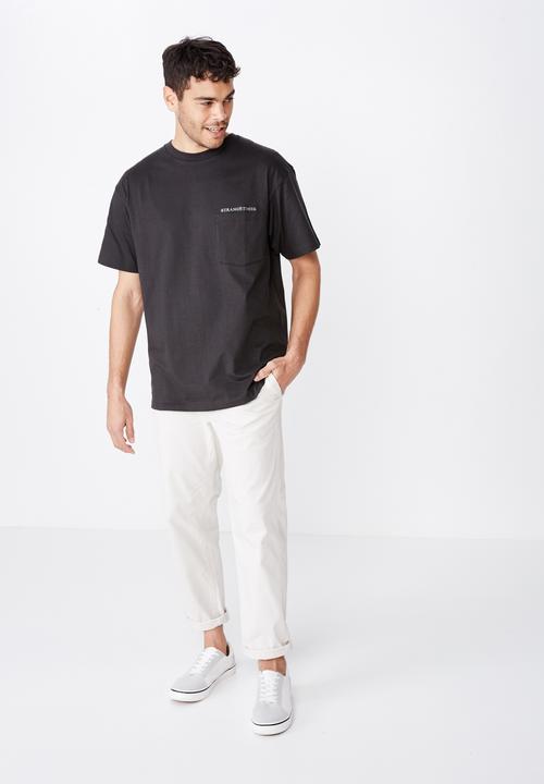 Cotton On - Strange times pocket dylan tee - black