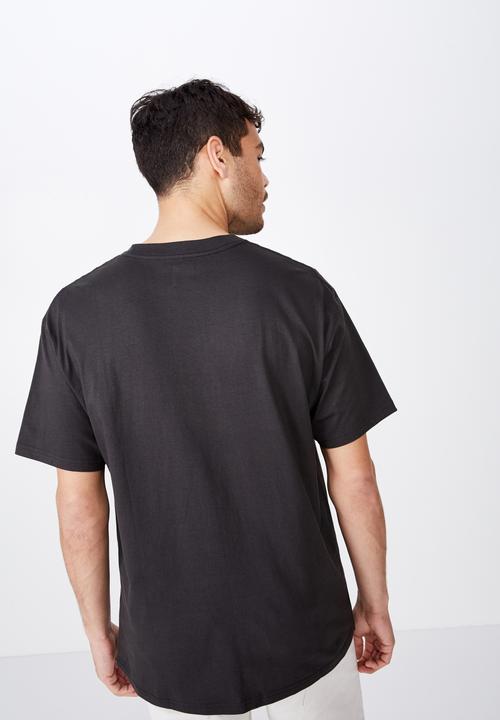 Cotton On - Strange times pocket dylan tee - black