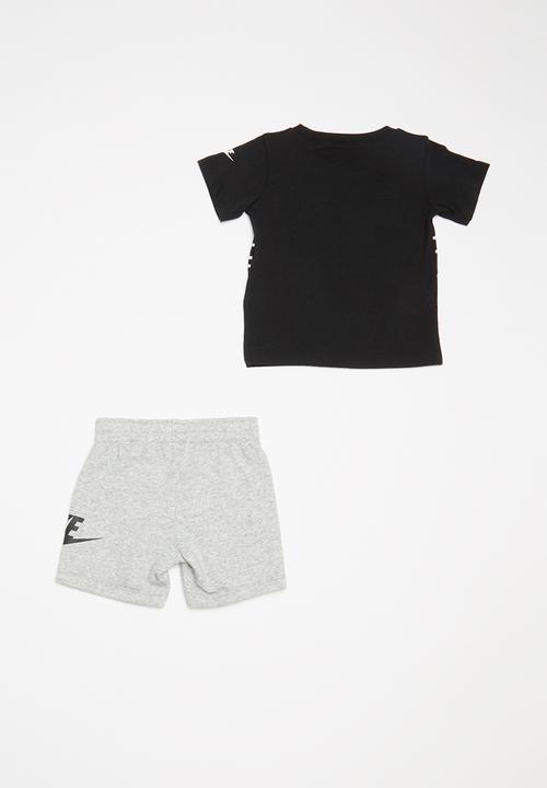 Nike - Short sleeve tee & short set - grey & black 