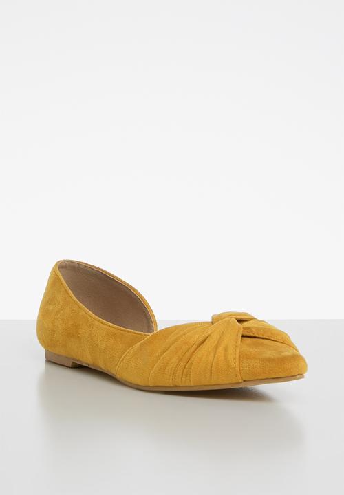 edit - Zeenat pumps - yellow