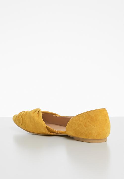 edit - Zeenat pumps - yellow