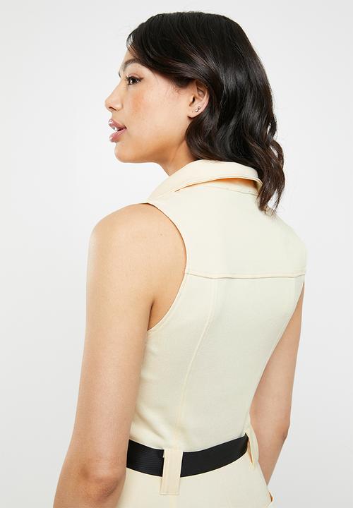 Missguided - Sleeveless cargo playsuit - beige