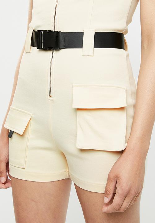 Missguided - Sleeveless cargo playsuit - beige