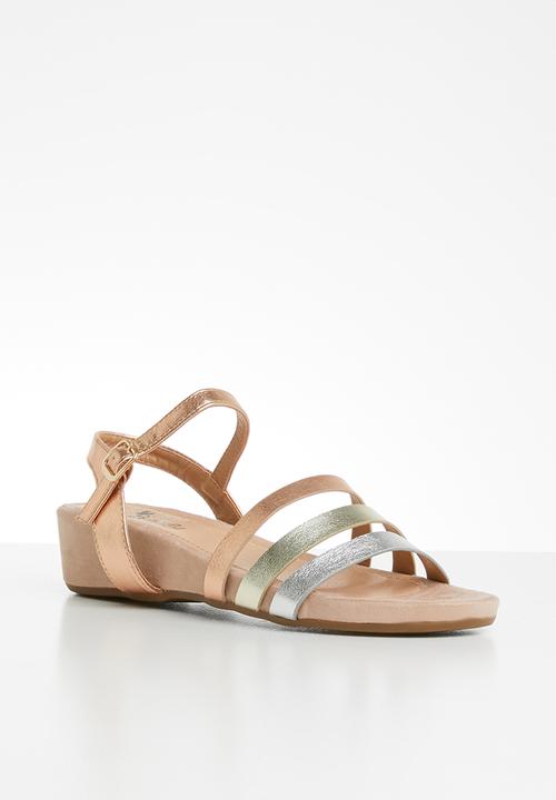 Butterfly Feet - Metallic faux leather flatform sandals - rose gold