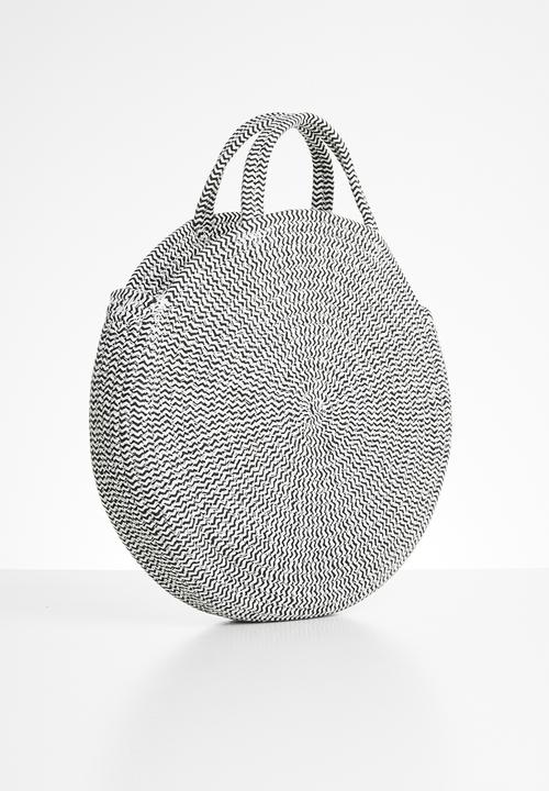 STYLE REPUBLIC - Round straw sling bag - black & white