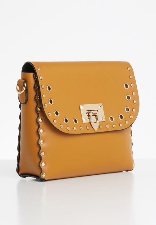 STYLE REPUBLIC - Stud detail slingbag - tan