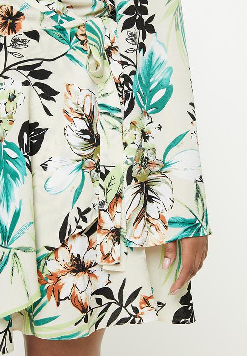 Missguided - Curve satin flared sleeve mini dress - multi