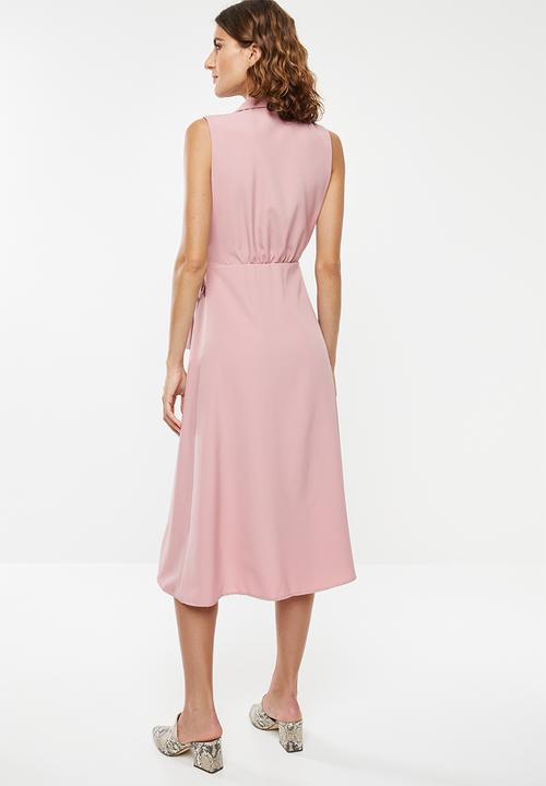 edit - Sleeveless wrap dress with collar - pink