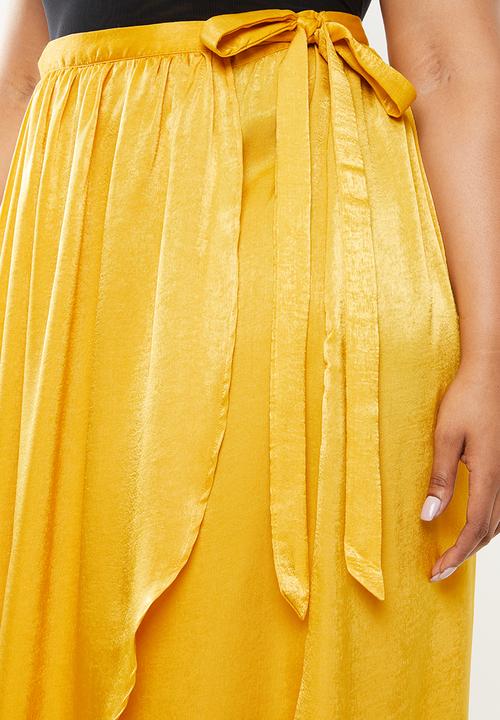 Missguided - Hammered satin tie side slit maxi skirt - yellow