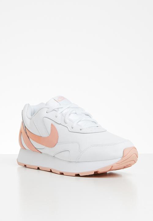 Nike - Delfine Lea - white / kumquat-coral stardust
