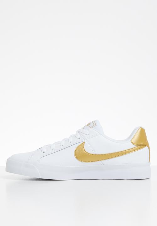 Nike - Court Royale AC - white / metallic gold