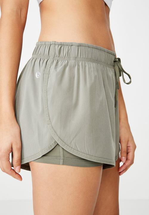 Cotton On - Move jogger short - khaki 