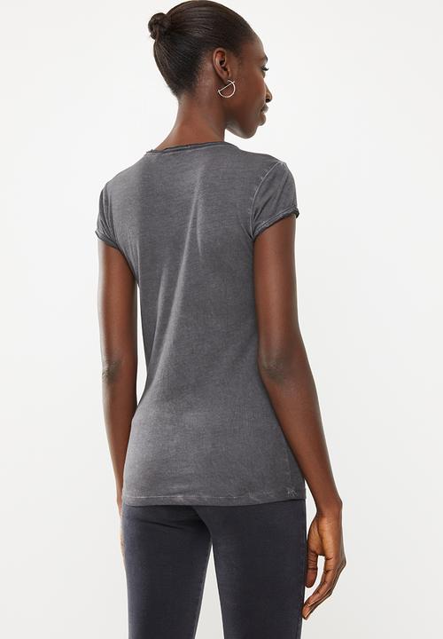 GUESS - Short sleeve oil wash triangle tee - charcoal