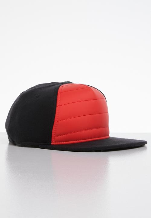 Nike - Nike advance quilted cap - black & red